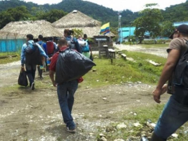 Habitantes desplazándose con morrales y maletas