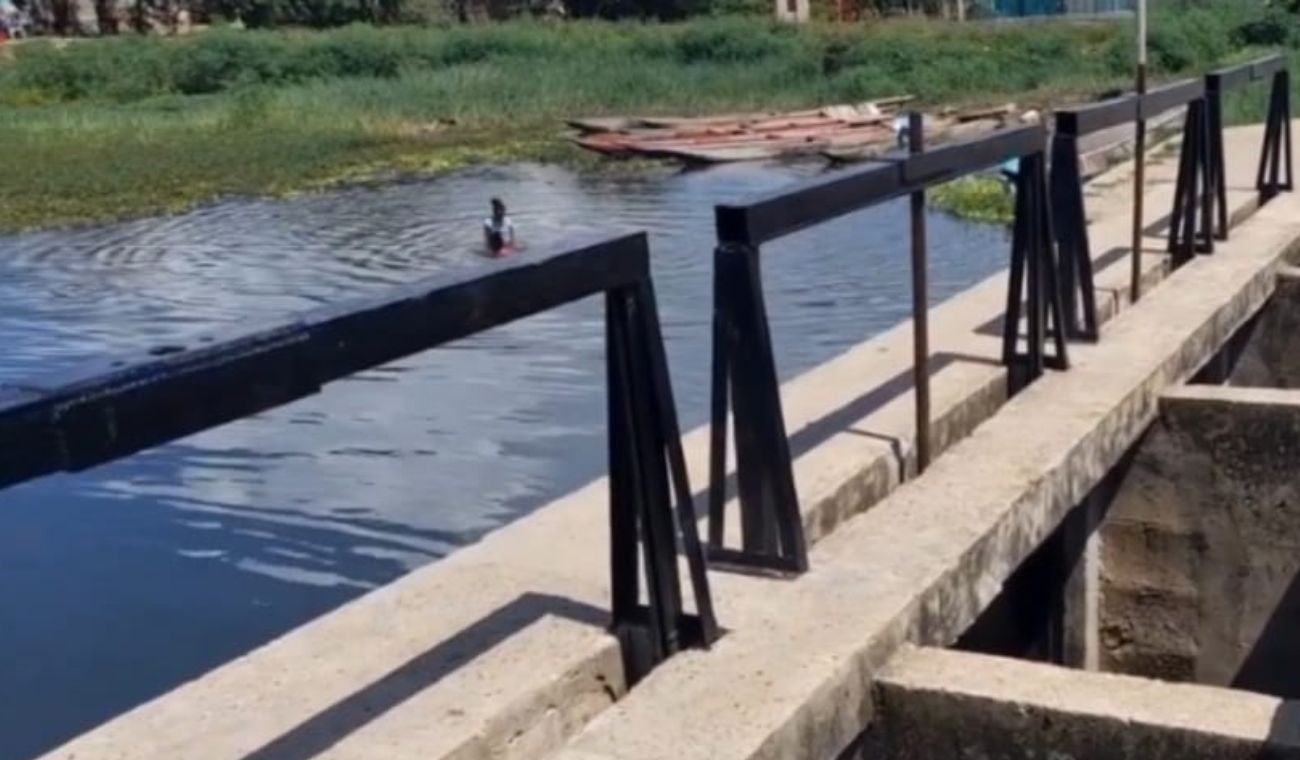 Un adulto fue quien lo encontró en las aguas de una laguna