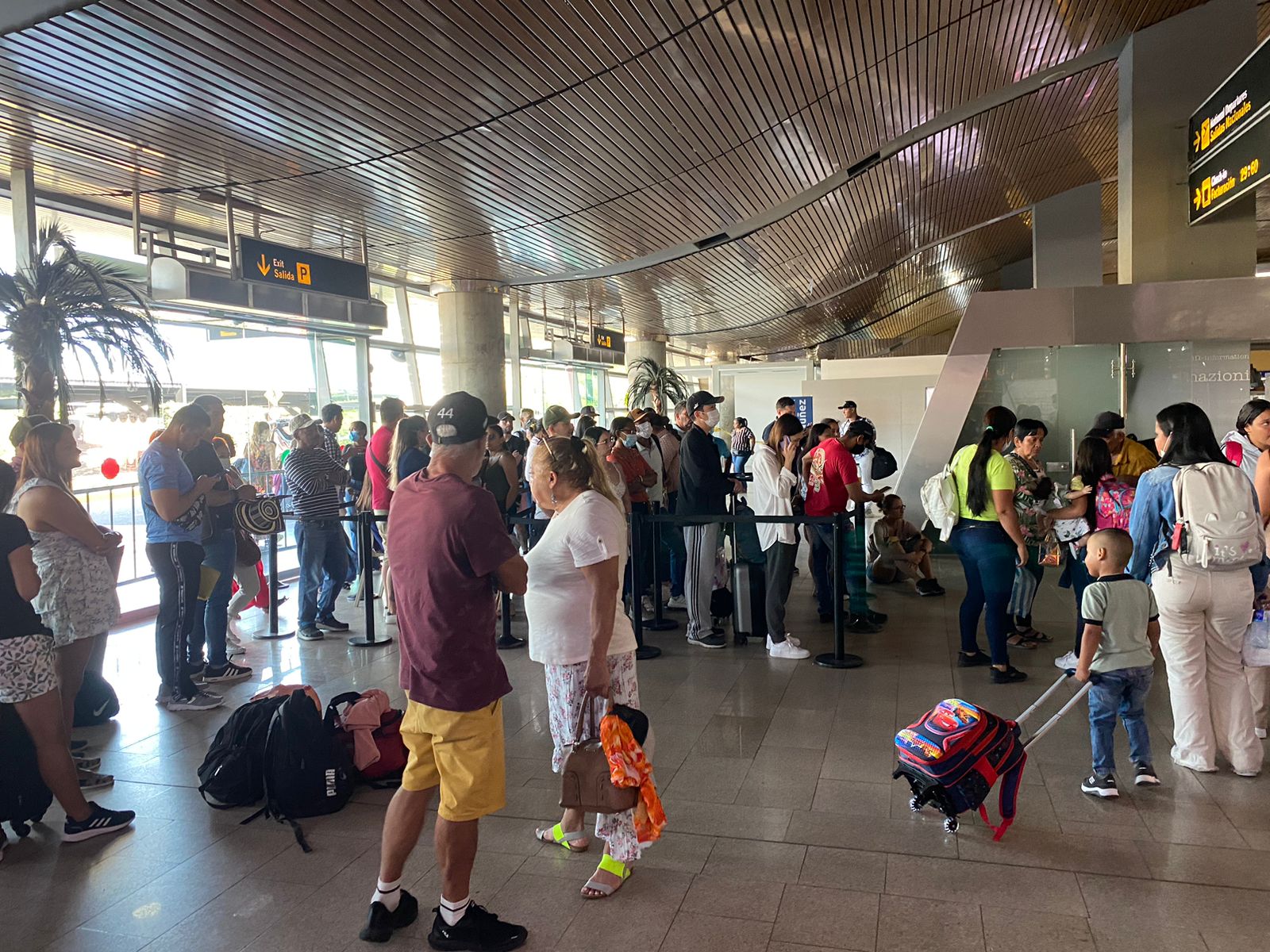 Pasajeros por situación de Ultra Air en Cartagena en el Aeropuerto.