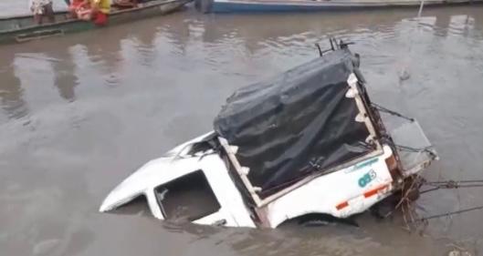 Buseta en el río Magdalena