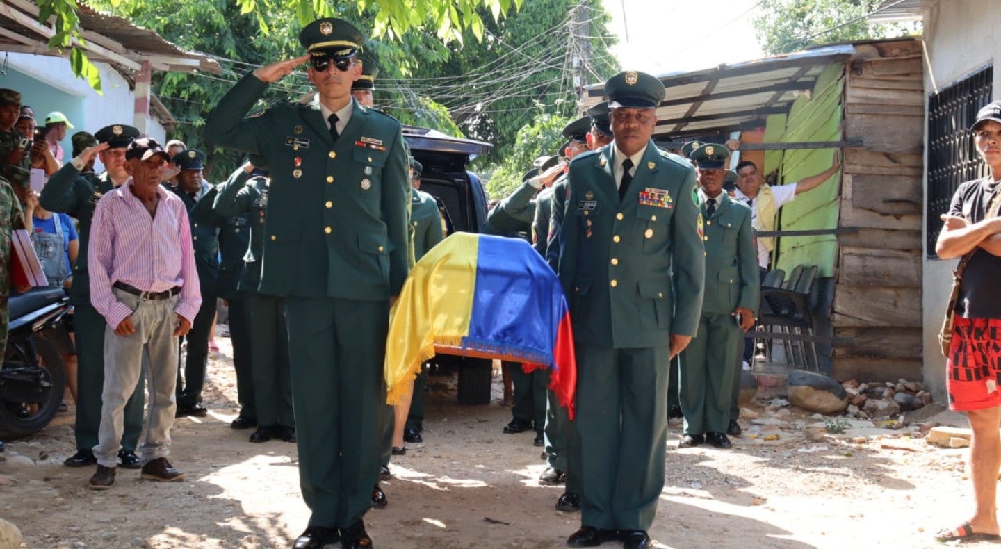 El cuerpo fue trasladado por tropas del Ejército Nacional hasta la invasión Pescaito donde residen los familiares.