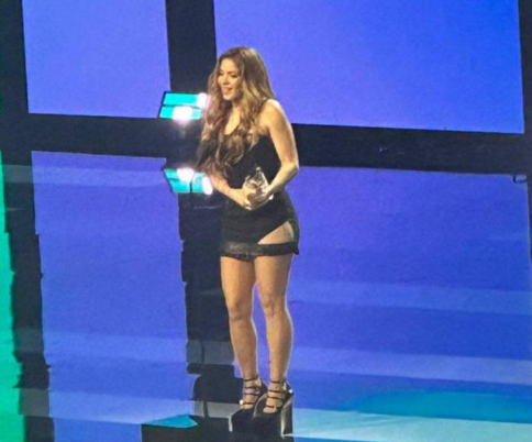 Shakira recibiendo el premio a Mujer del Año
