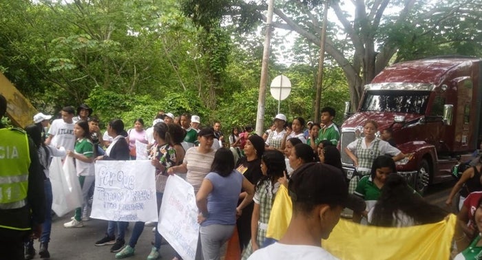 Estudiantes bloquean la Troncal del Caribe en La Guajira exigiendo servicio