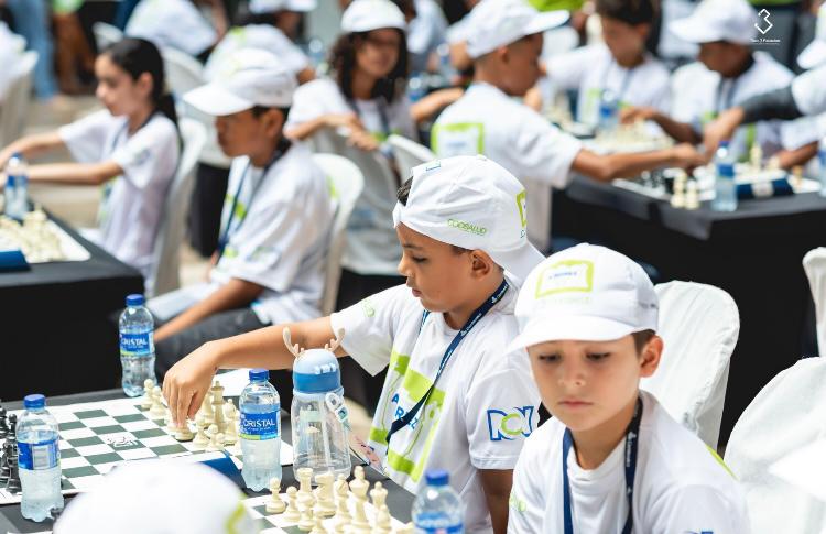 Niños jugando ajedrez
