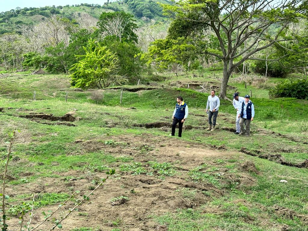 Las grietas se han extendido a una 100 hectáreas de tierra.
