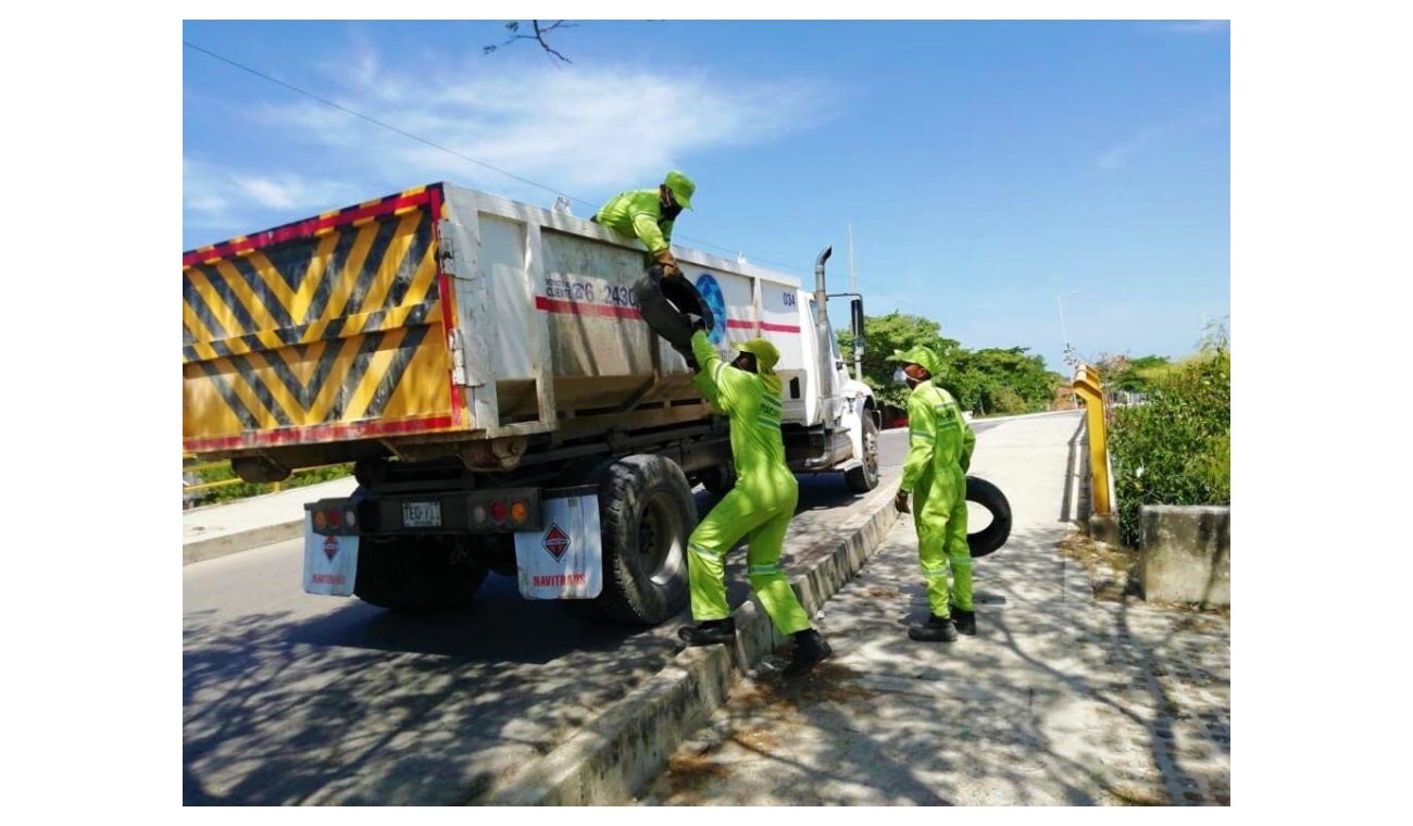 Empresa de aseo recoge basura en Cartagena