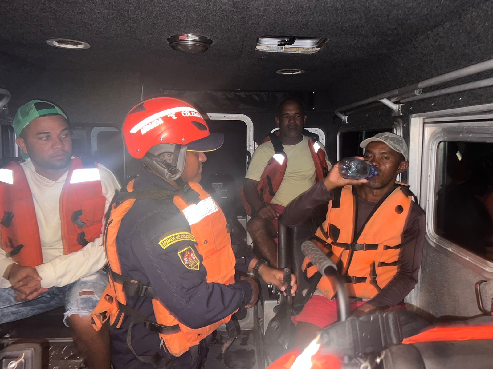 Rescatan a tres pescadores a la deriva en aguas del Caribe.
