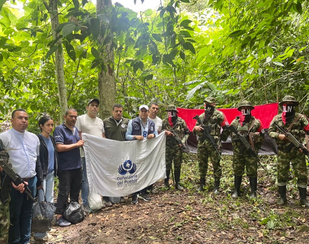 Secuestrados y uniformados del ELN en Santa Rosa del Sur