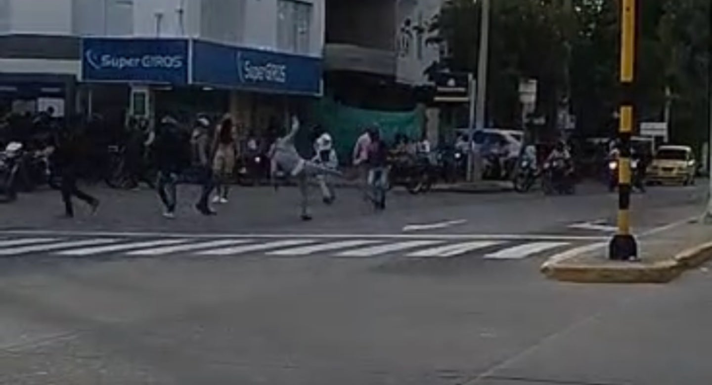 Los habitantes del barrio Las Américas salieron a las calles a protestar, generandose una confrontación con los uniformados.