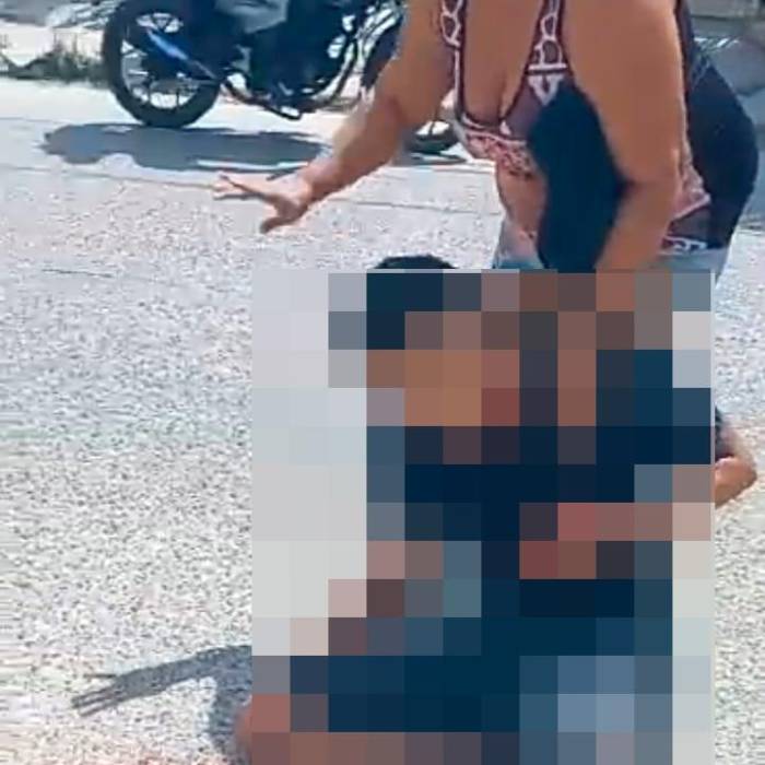 Joven herido en el piso.