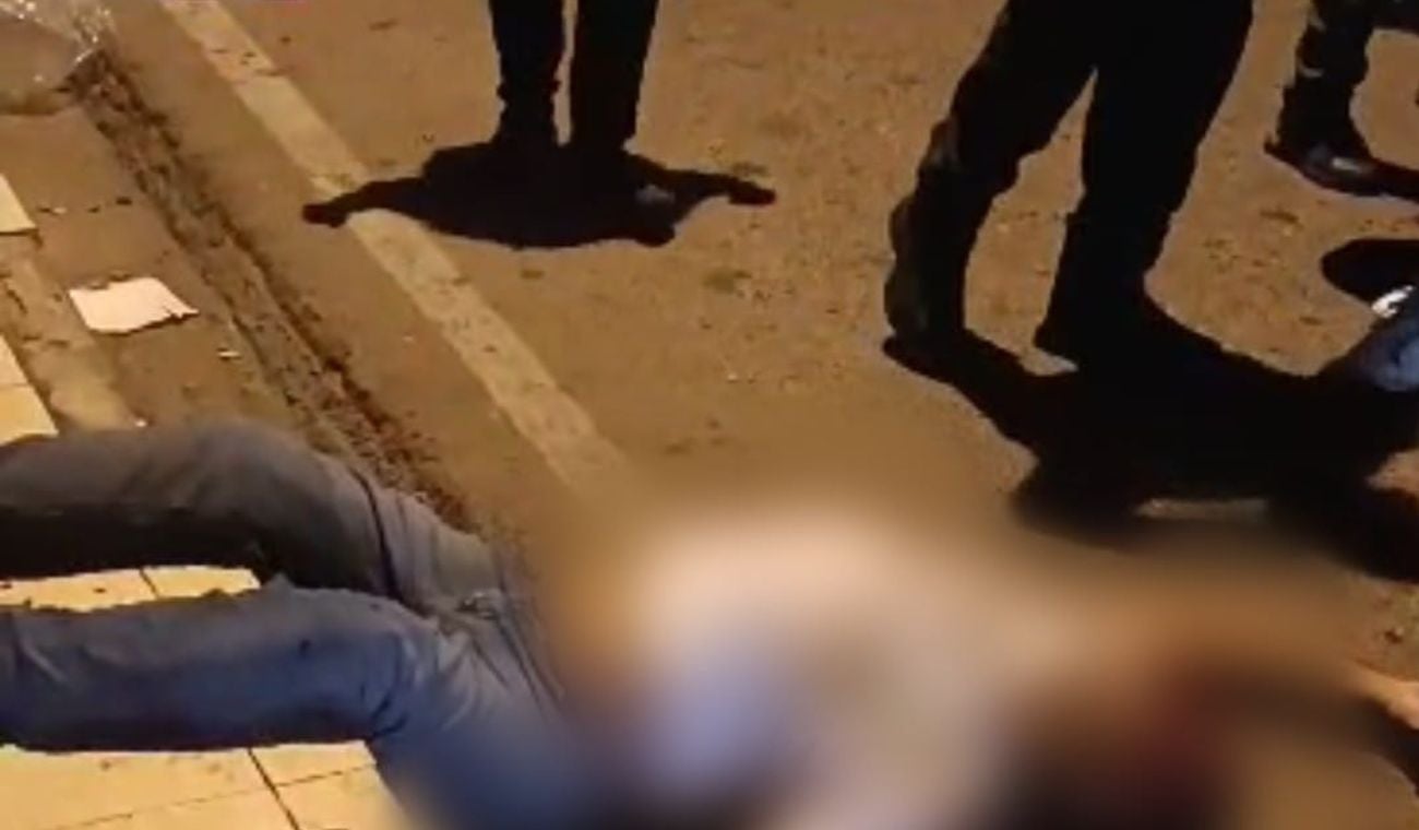 El cadáver quedó tendido entre la zona peatonal y la carretera