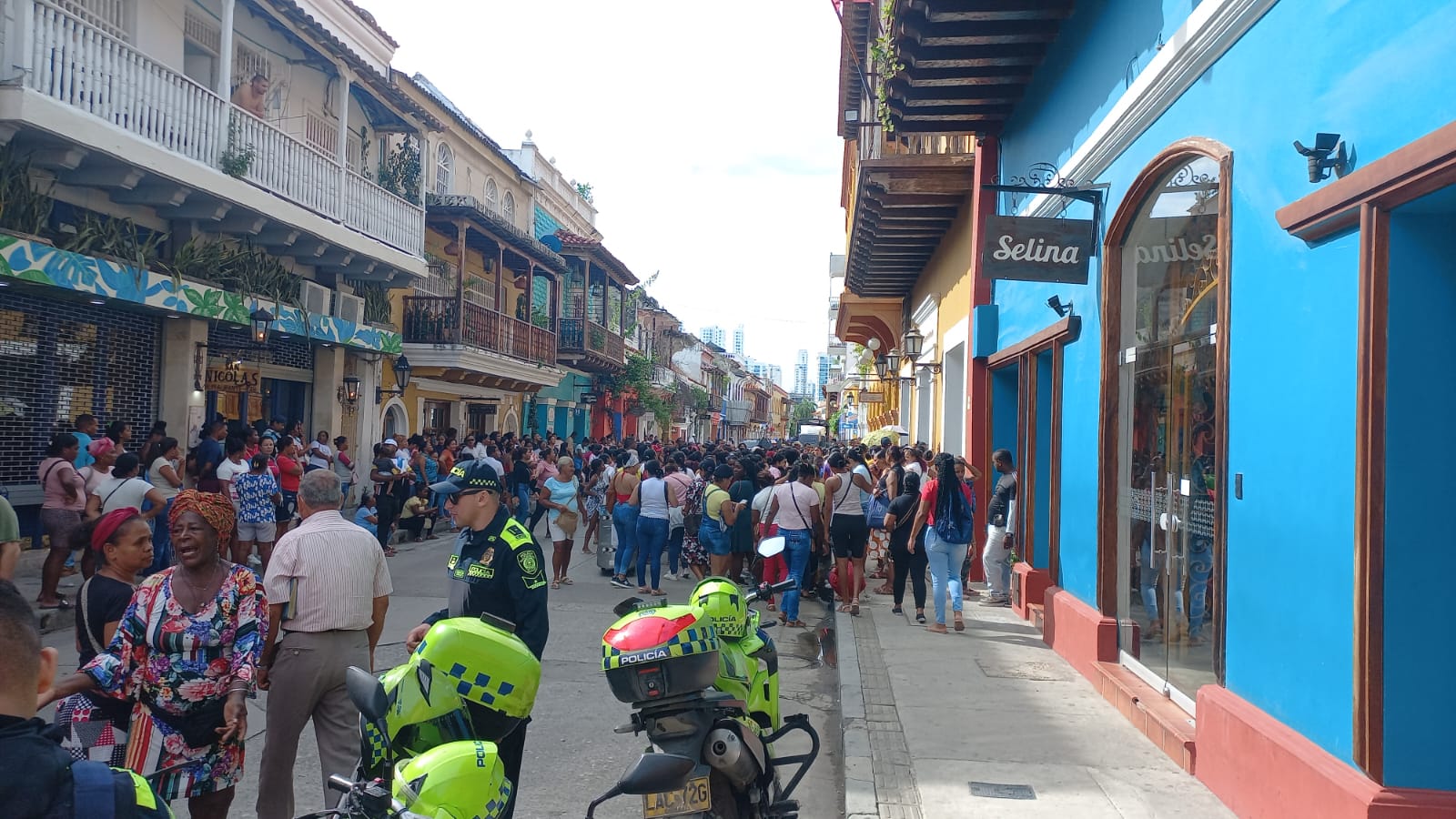 Largas filas para el cobro de Renta Ciudadana en Cartagena.