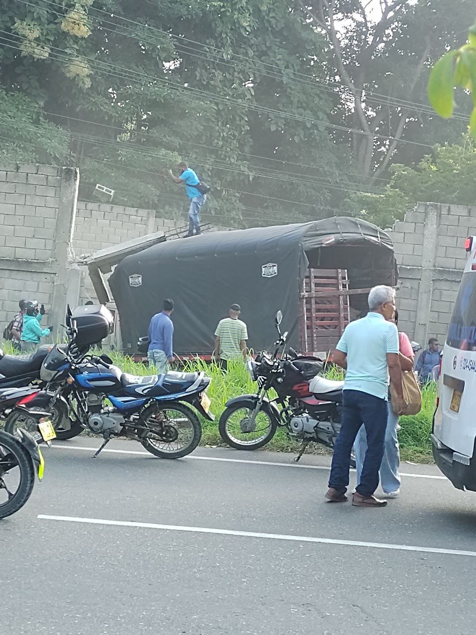 Camión tipo turbo chocha contra una pared en la bajada de Turbaco.