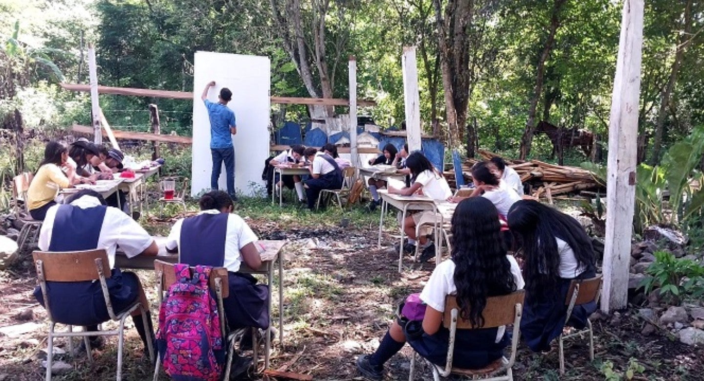 Los padres de familia también expresaron su preocupación ya que los estudiantes deben recibir sus clases en total intemperie.