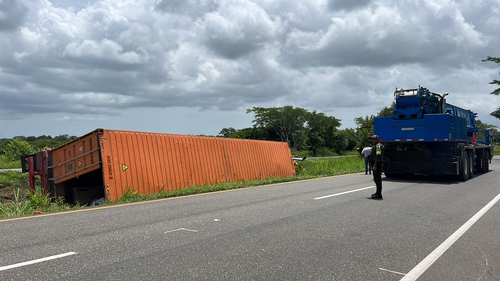 Tractomula volcada en la vía Gambote-Cartagena, Bolívar.