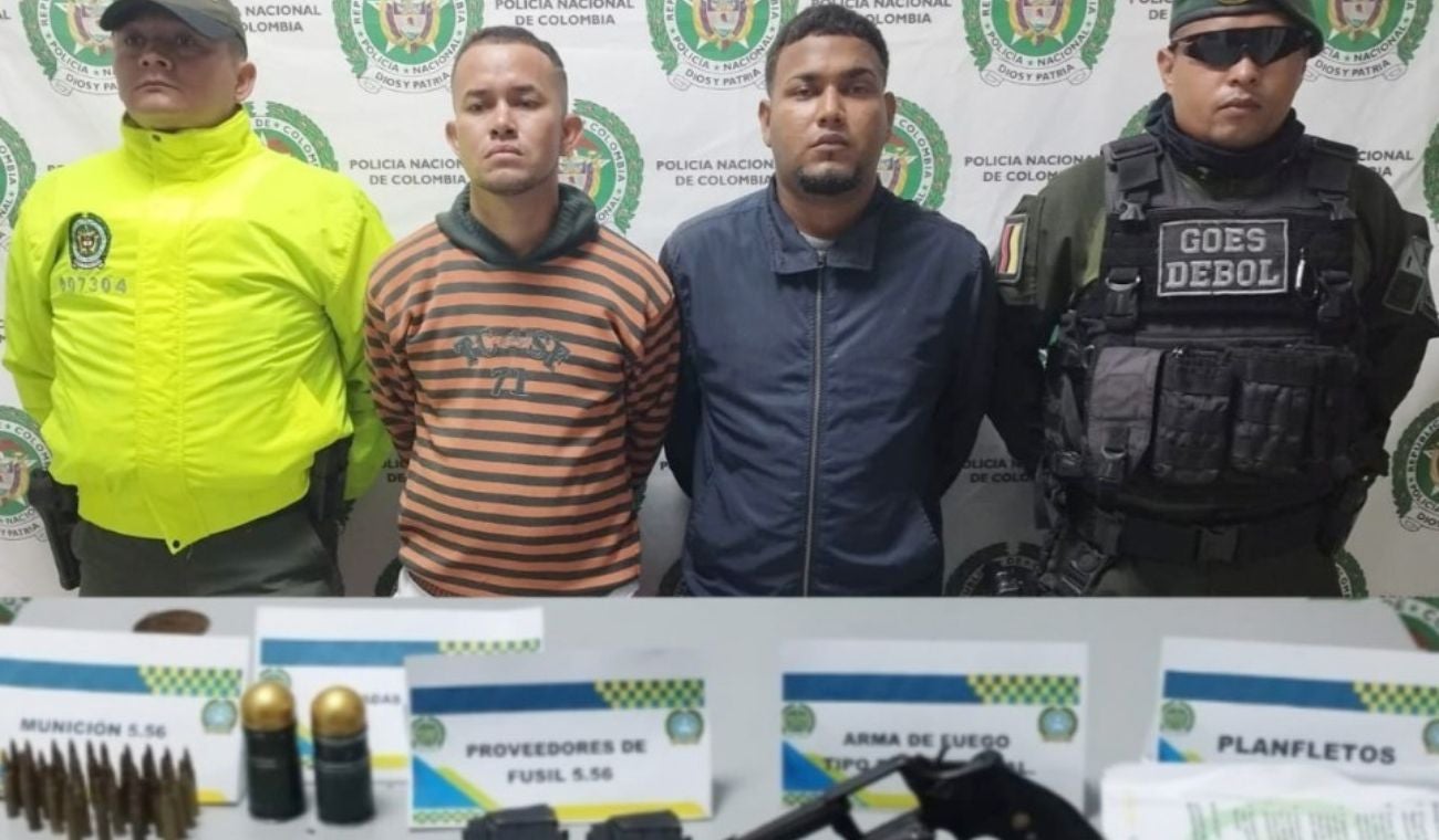 Dentro de los objetos que les hallaron, están 25 panfletos alusivos a las Autodefensas Gaitanistas