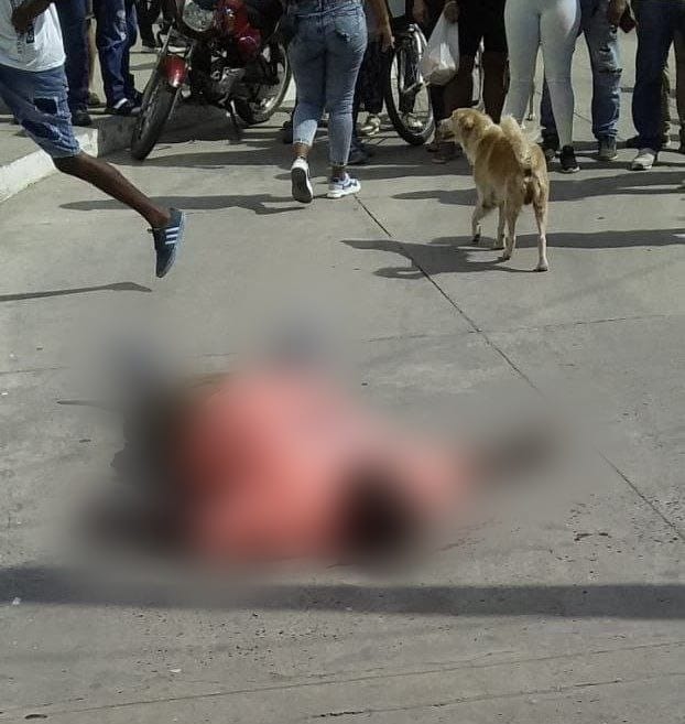 Turista tendido en el piso.