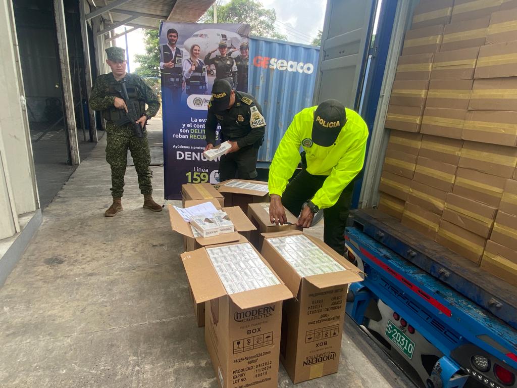 Uniformados revisando cajas de cigarrillo que iban de contrabando en Cartagena