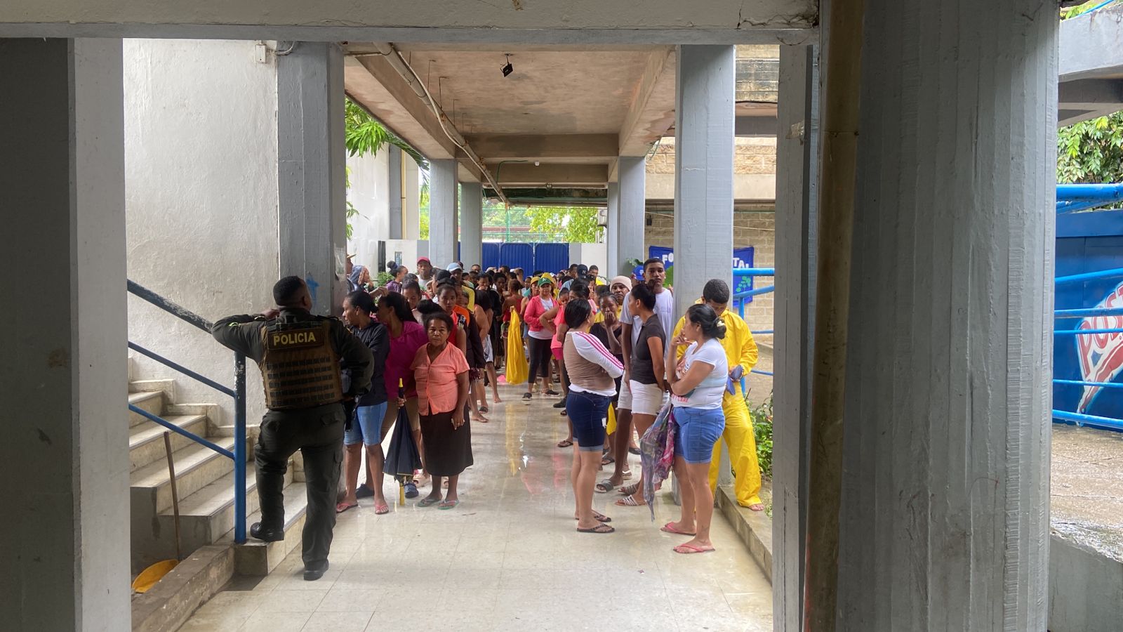 Ciudadanos esperando su turno pasra votar.