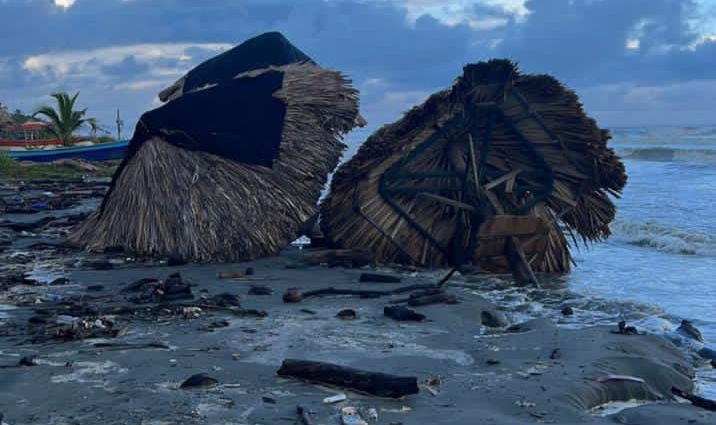 El mar de leva es riesgoso para los bañistas y pescadores