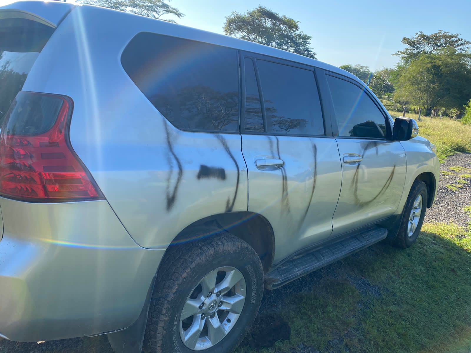 El grupo armado hurtó armas y chalecos antibalas.