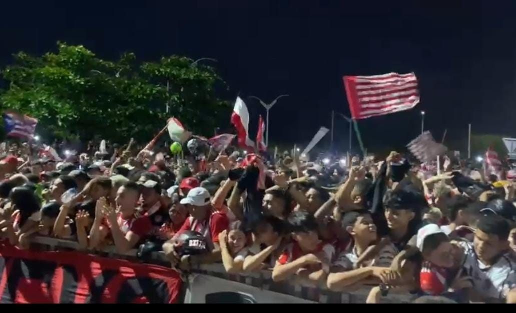 Aficionados llegaron en caravanas para recibir a los jugadores del Equipo Tiburón