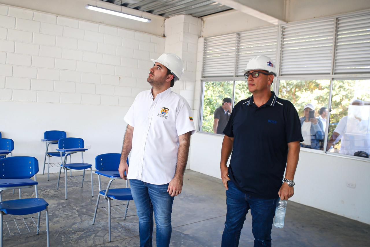 Yamil Arana inspeccionando obras