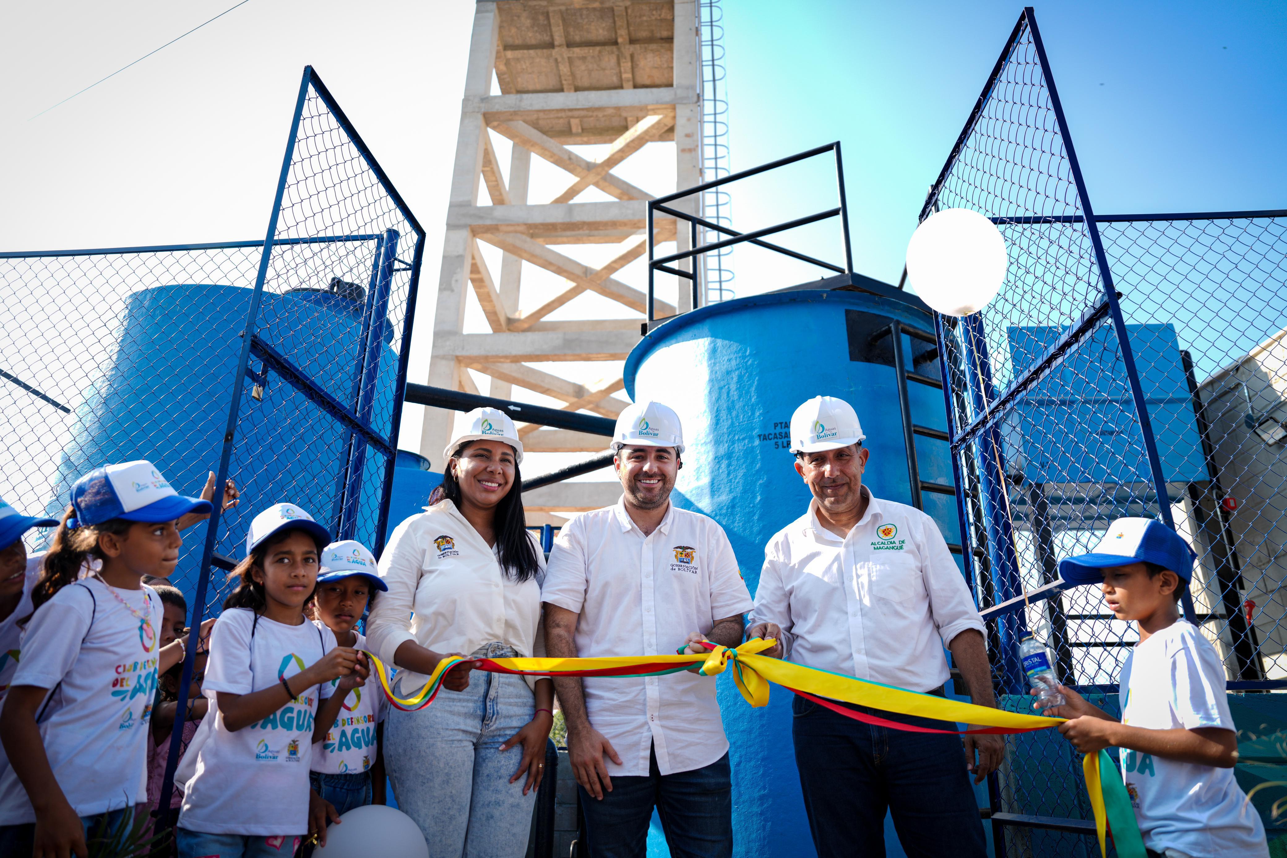 Entrega de acueducto en Isla Grande y Tacasaluma