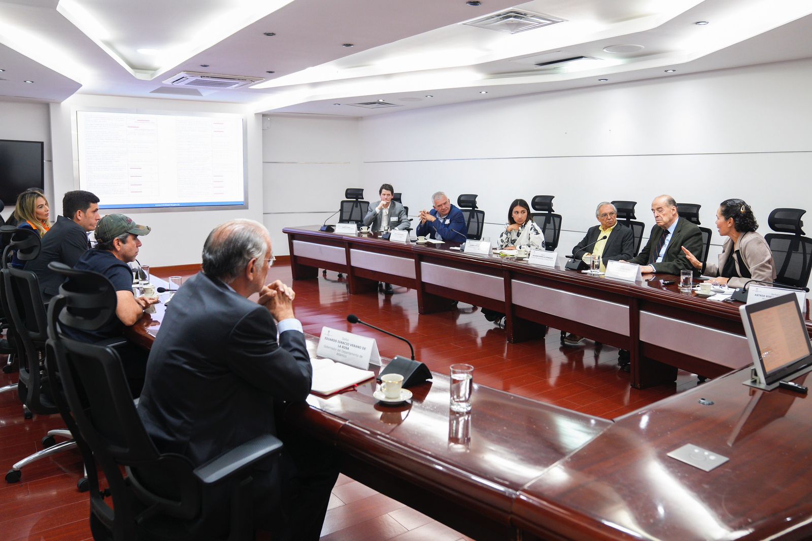 Eduardo Verano en reunión