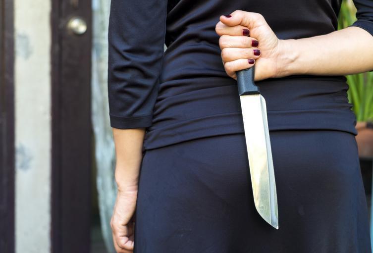 Mujer con un cuchillo