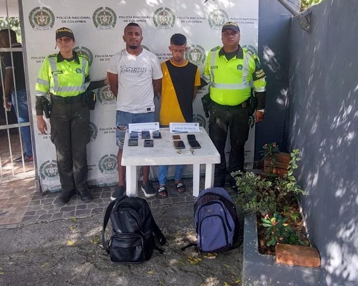 Caen 2 piratas terrestres, habían robando celulares en bus en Cartagena