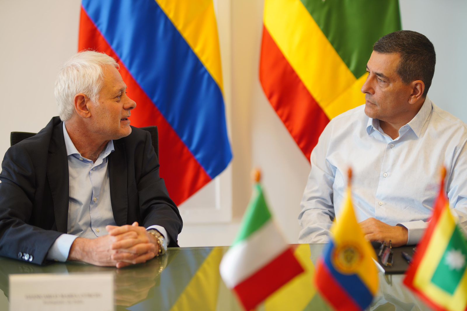 Dumek Turbay con el embajador de Italia