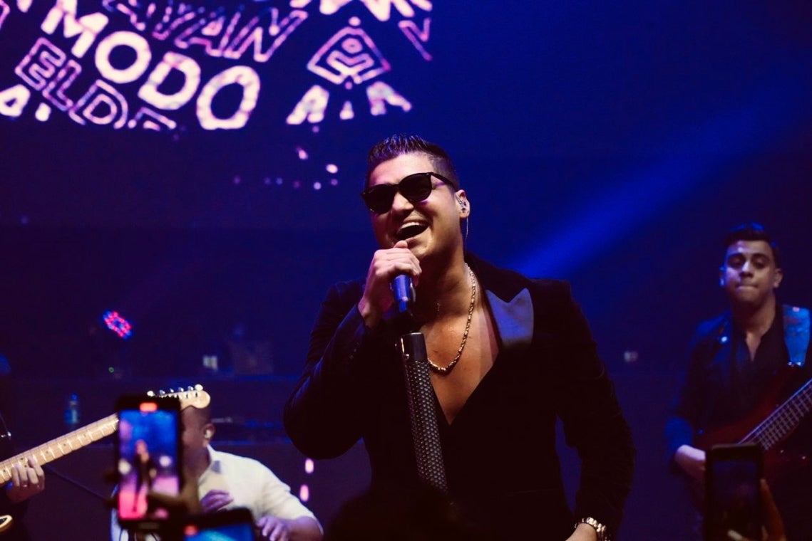 Elder Dayán Díaz cantando con su agrupación