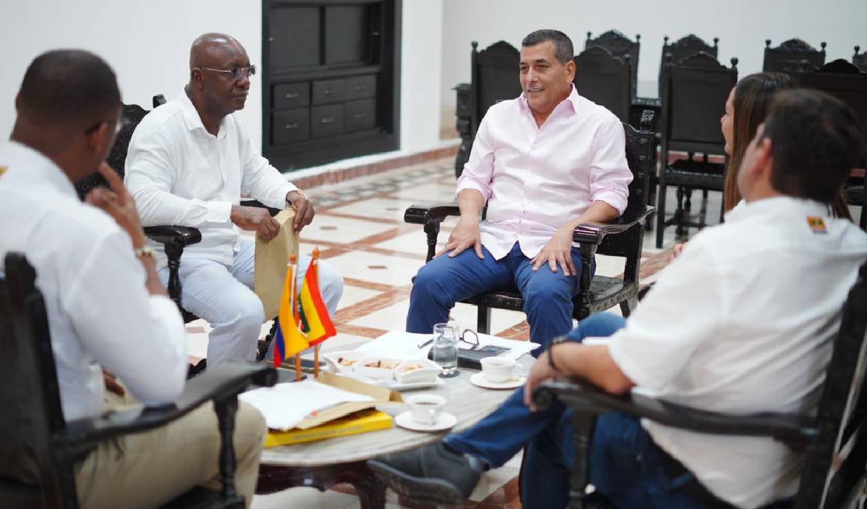 Dumek y aspirantes a alcaldes locales