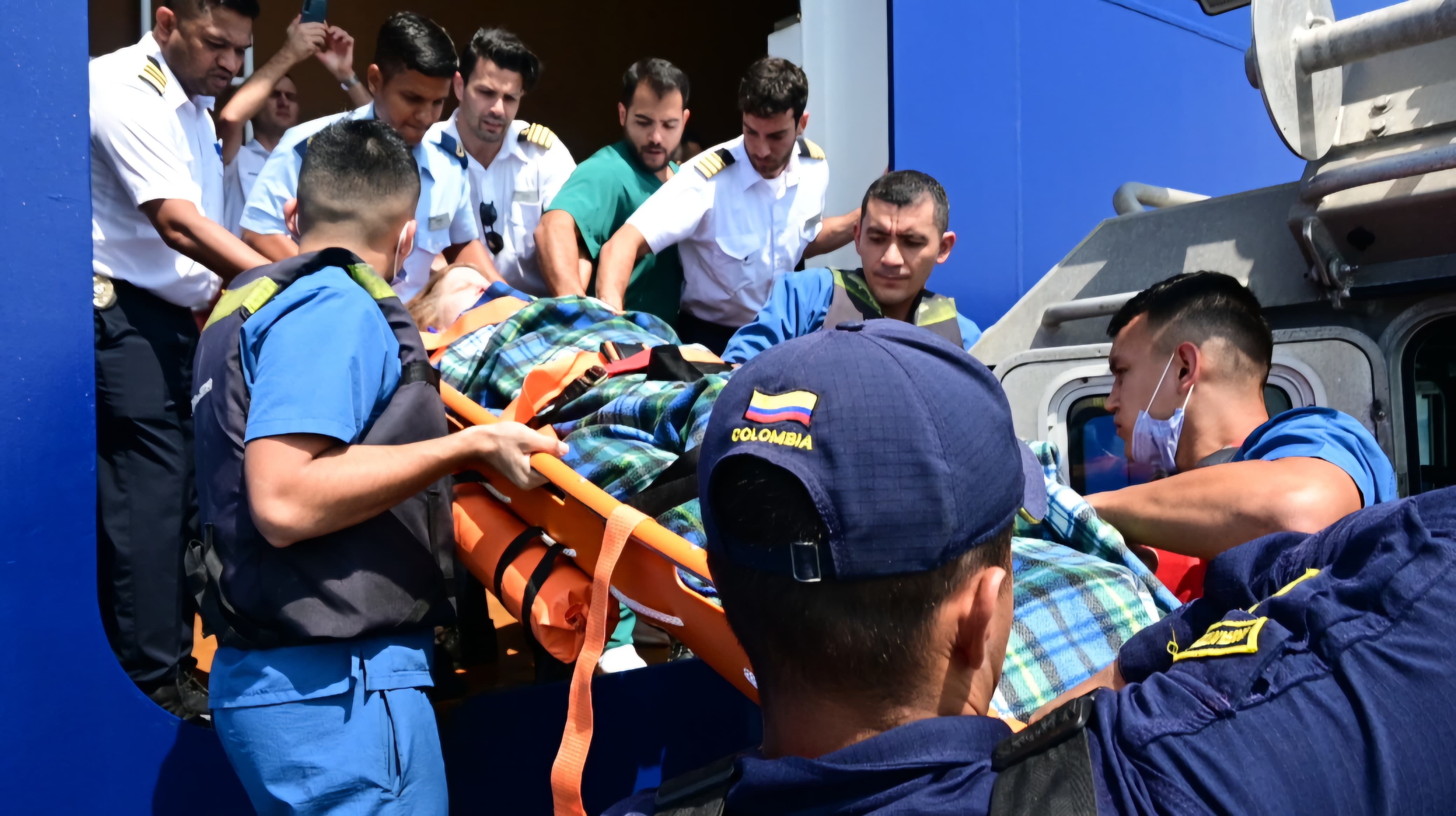 Armada nacional evaucando a uno de los pacientes.