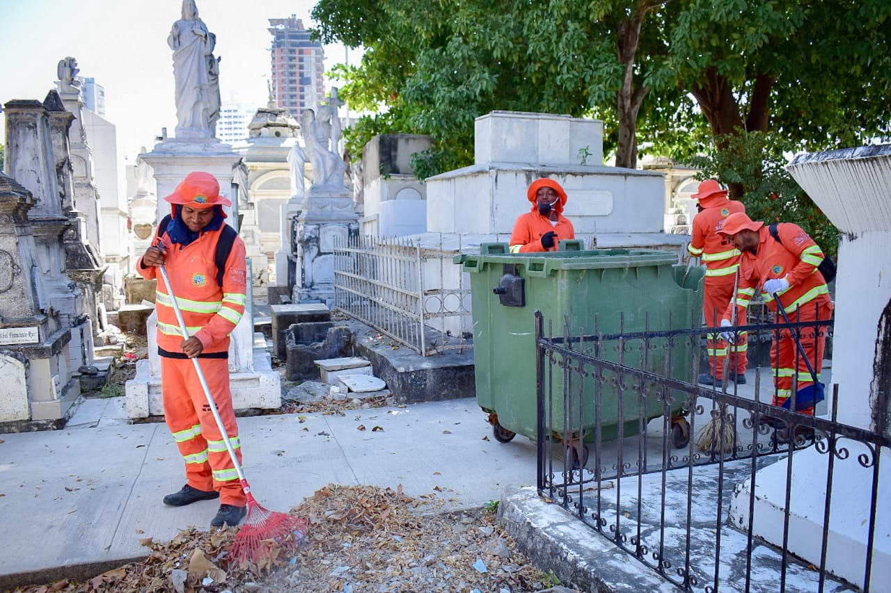 Limpian cementerio Santa Cruz de Manga