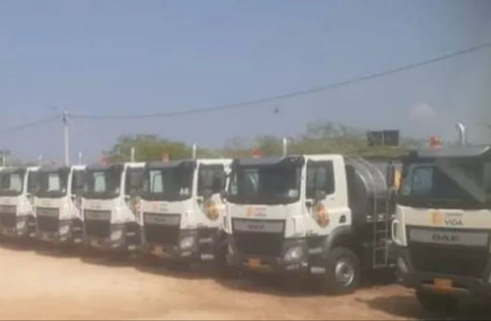 Carrotanques de agua potable permanecen en un parqueadero.