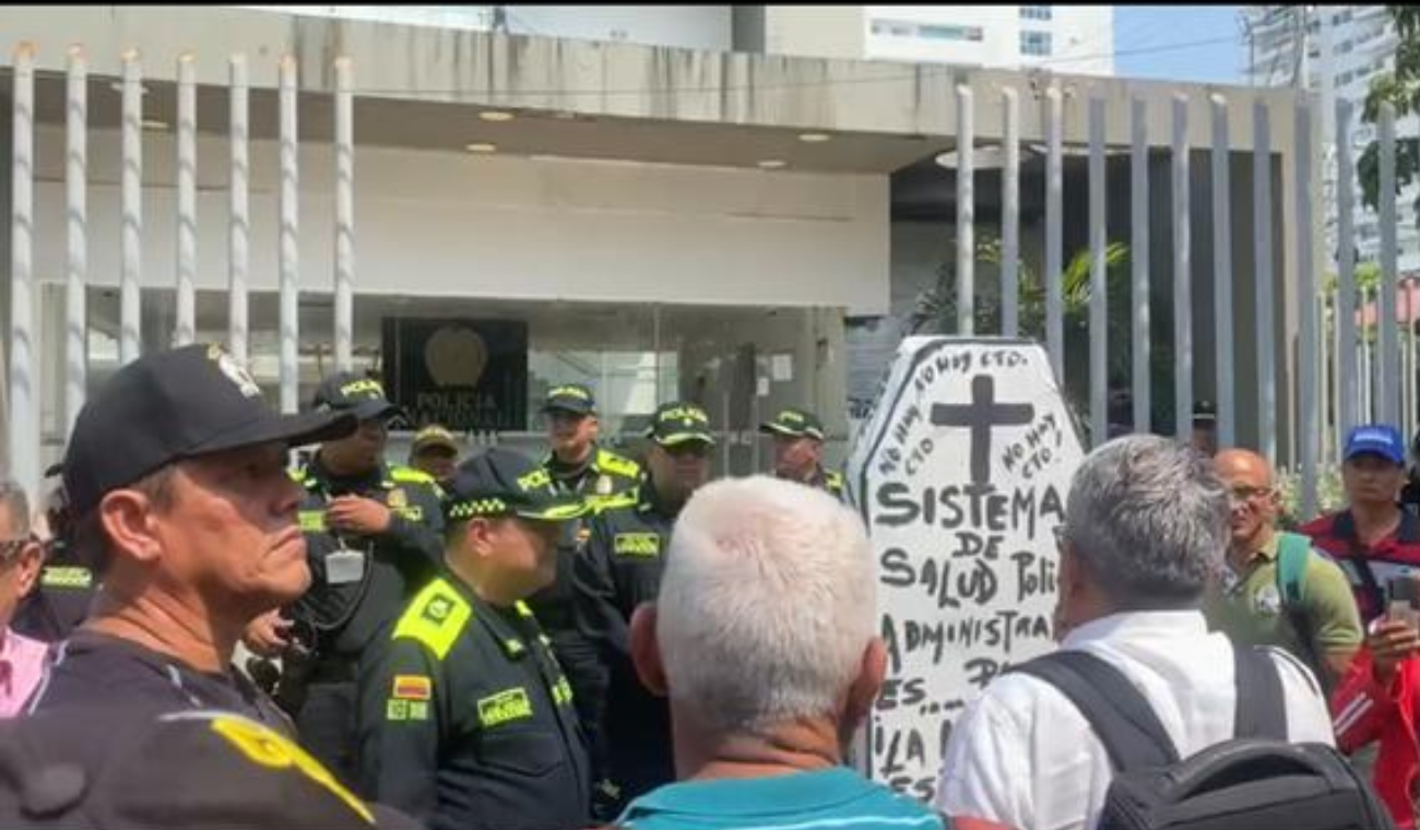 Plantón de pensionados de la policía
