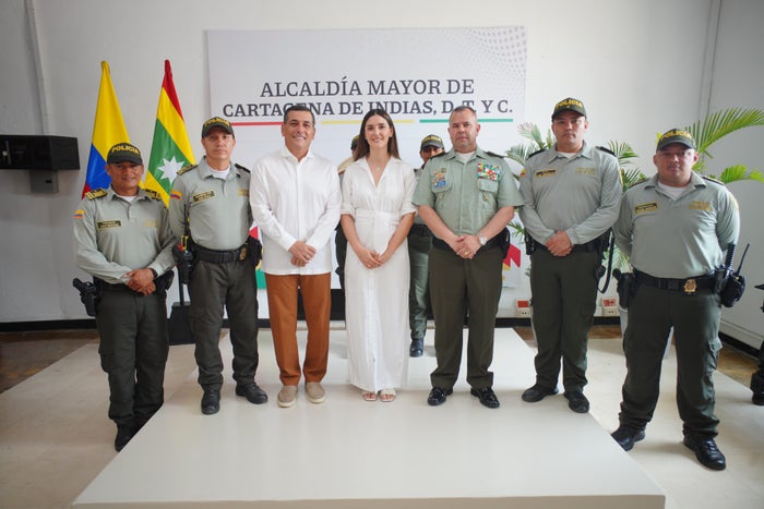 Alcalde de Cartagena, Dumek Turbay, junto a la nueva secretaria del Turismo, Teresa Londoño, y policías del Turismo