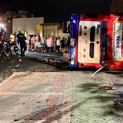 Noticia: Dos personas muertas y 35 heridas dejó accidente de tránsito