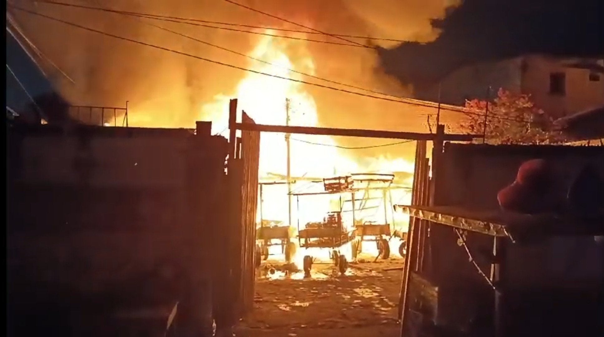 En el incendio se quemaron más de 30 carretillas de frutas.
