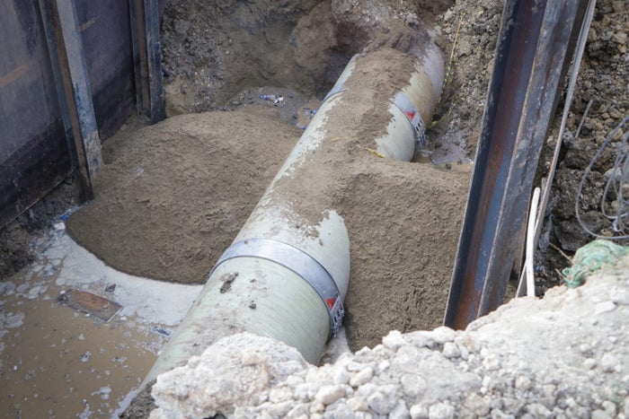 Tubo de agua cruda en el cerro de Albornoz