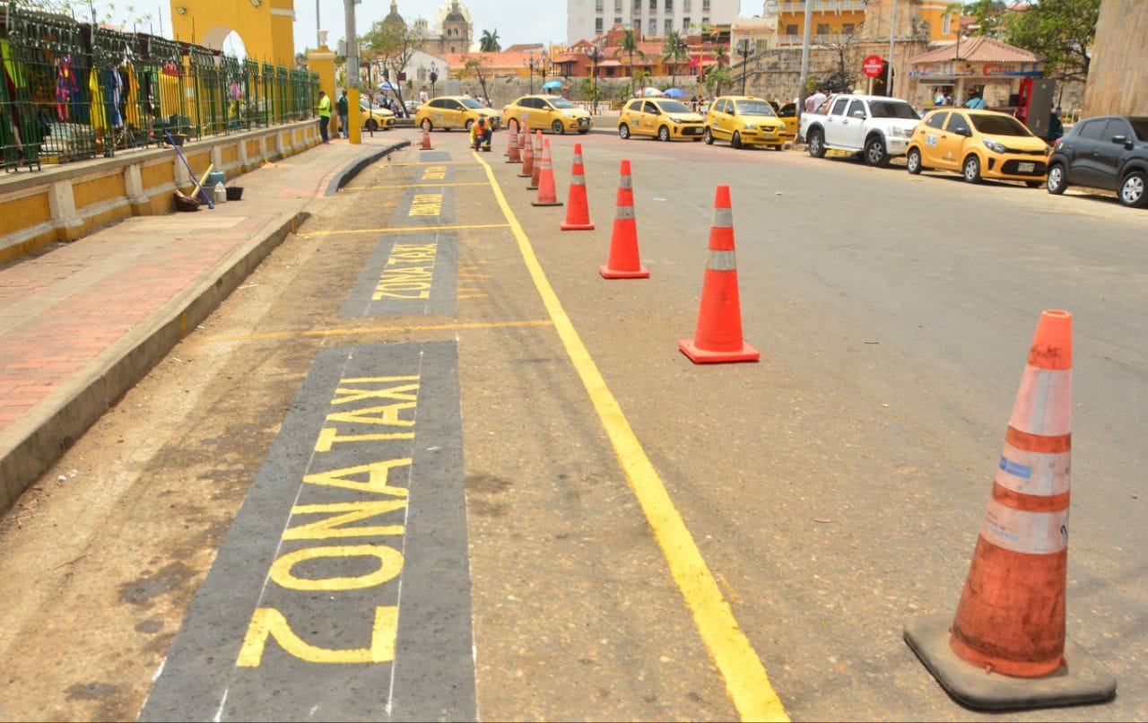 DATT delimita bahías de parqueo para taxis en el Parque Centenario