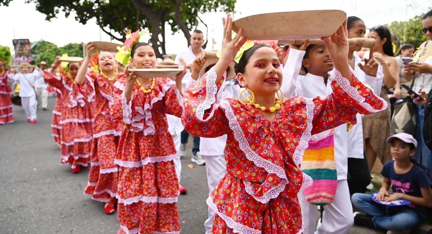 Este desfile fue el preámbulo del desfile de Piloneras mayores.