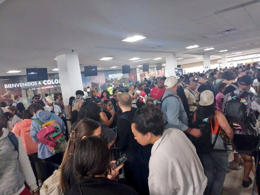 Alcalde de Cartagena denuncia largas filas en el aeropuerto Rafael Núñez.