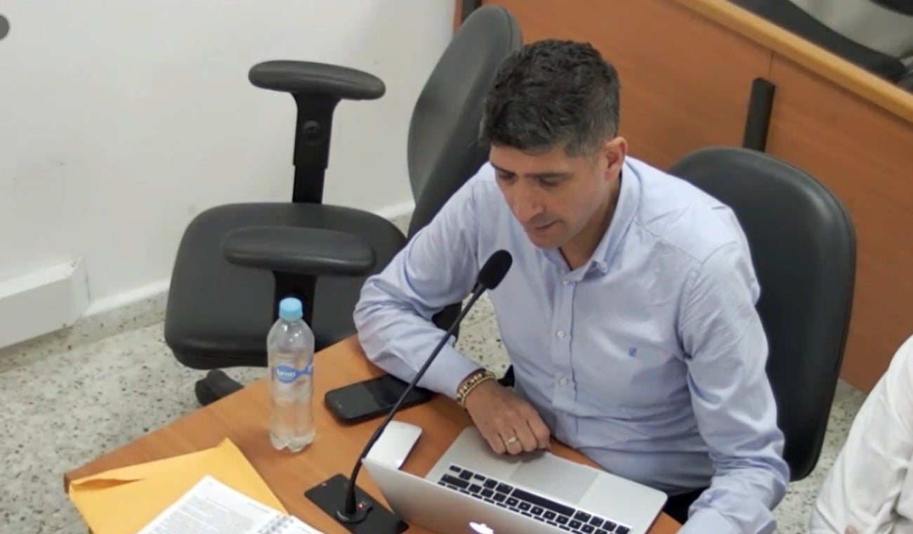 Fiscal Mario Burgos en la transmisión de una de las audiencias contra Nicolás Petro.