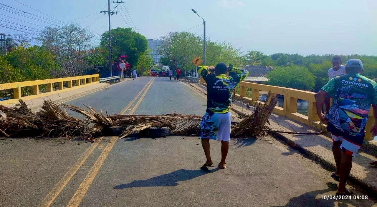 la estructura ha sufrido deterioro progresivo durante años, sin que las autoridades competentes tomen medidas