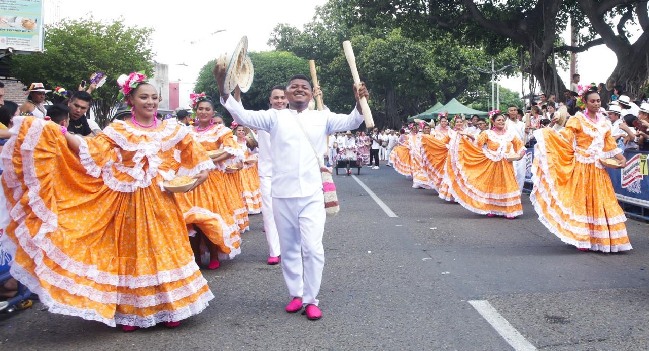140 parejas recorrieron las calles de Valledupar, permitiendo que propios y visitantes disfrutaran de la danza representativa del Cesar.