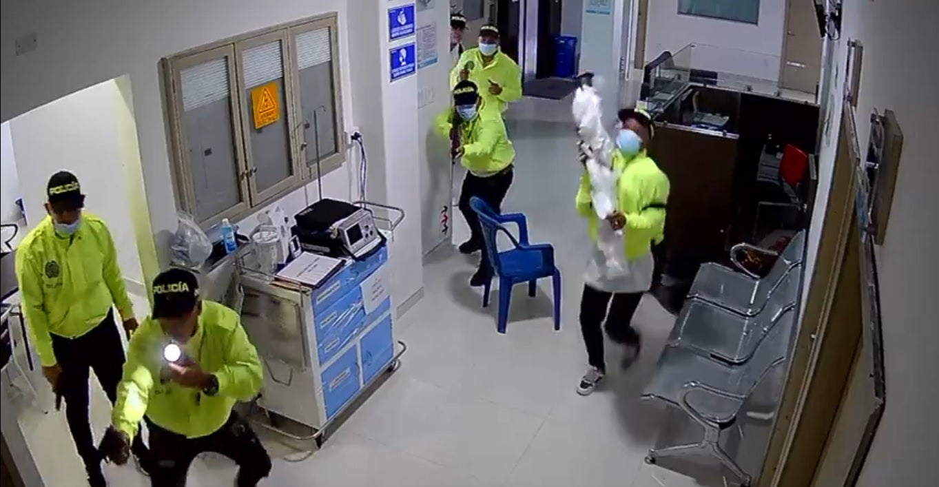 Momento en que los criminales ingresan al centro médico.