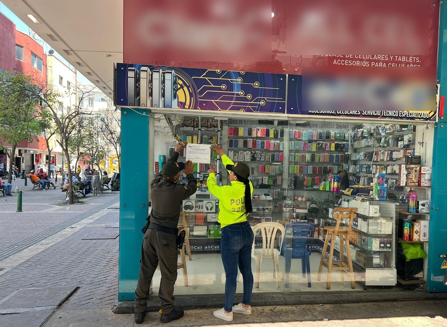 Cierran establecimientos comerciales por venta de celulares robados en Bazurto